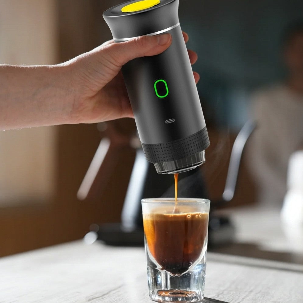 Cafetera portátil Nómada preparando un espresso con crema